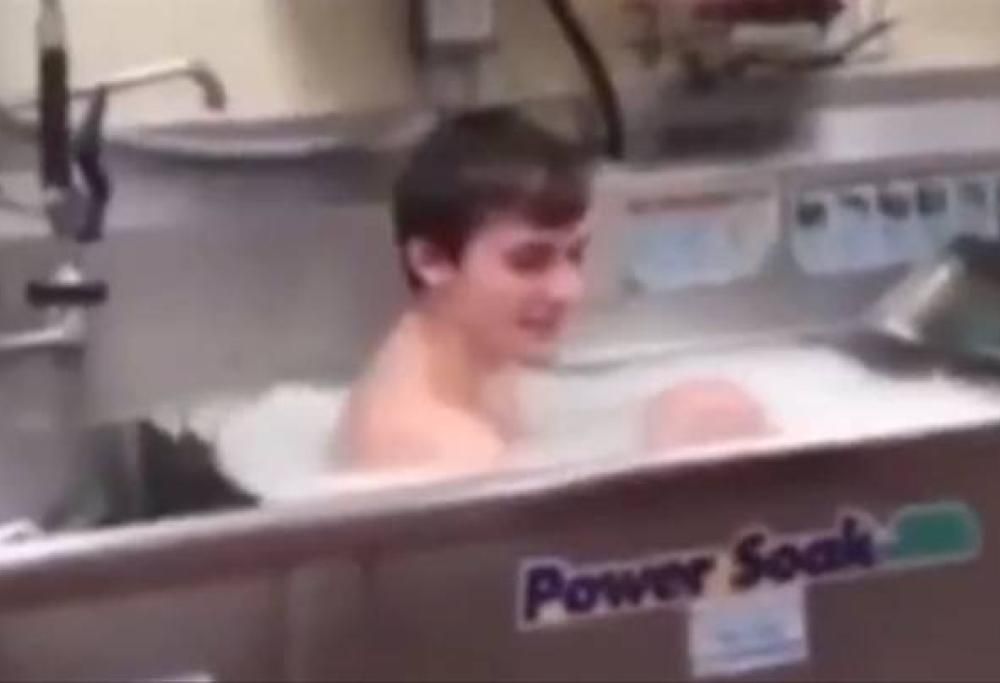 Pubblica il video su TikTok mentre fa il bagno nel lavandino: dipendente licenziato!