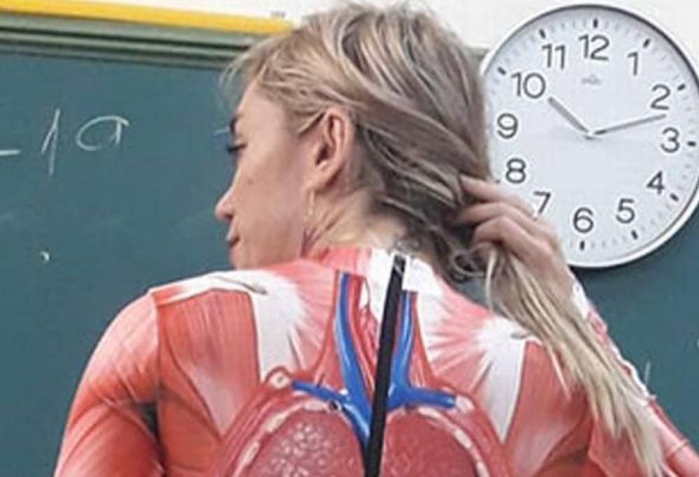 Studenti impazziscono per il vestito dell’insegnante di autonomia