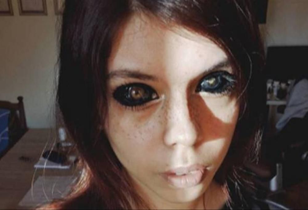 Donna accecata dopo aver fatto il tatuaggio all’occhio