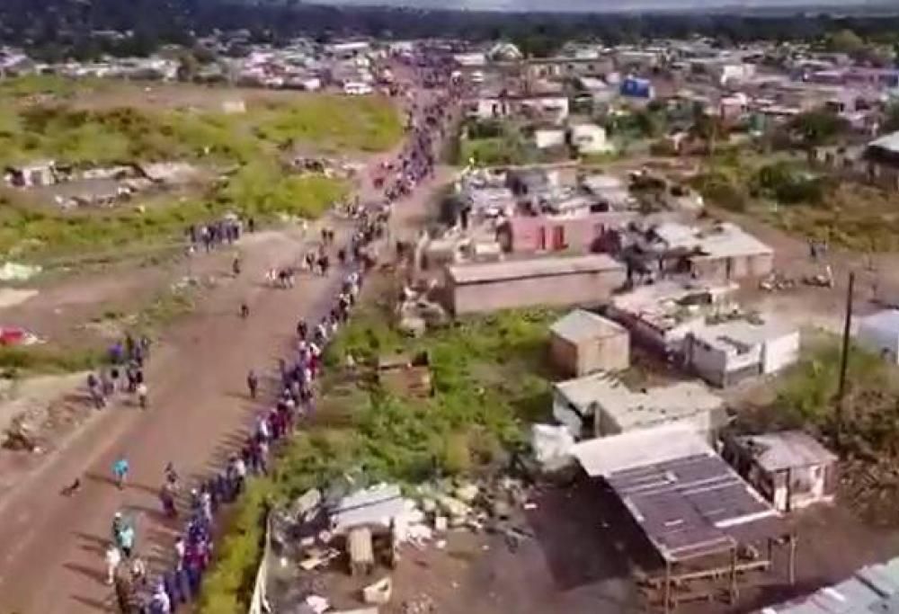 Drone riprende code lunghe più di 3 chilometri in Sudafrica per ottenere pacchi di cibo