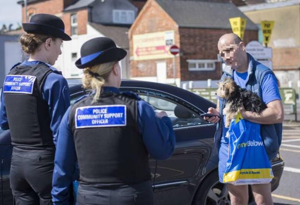 Uomo fracassa il vetro di una Mercedes per salvare il cucciolo lasciato all’interno