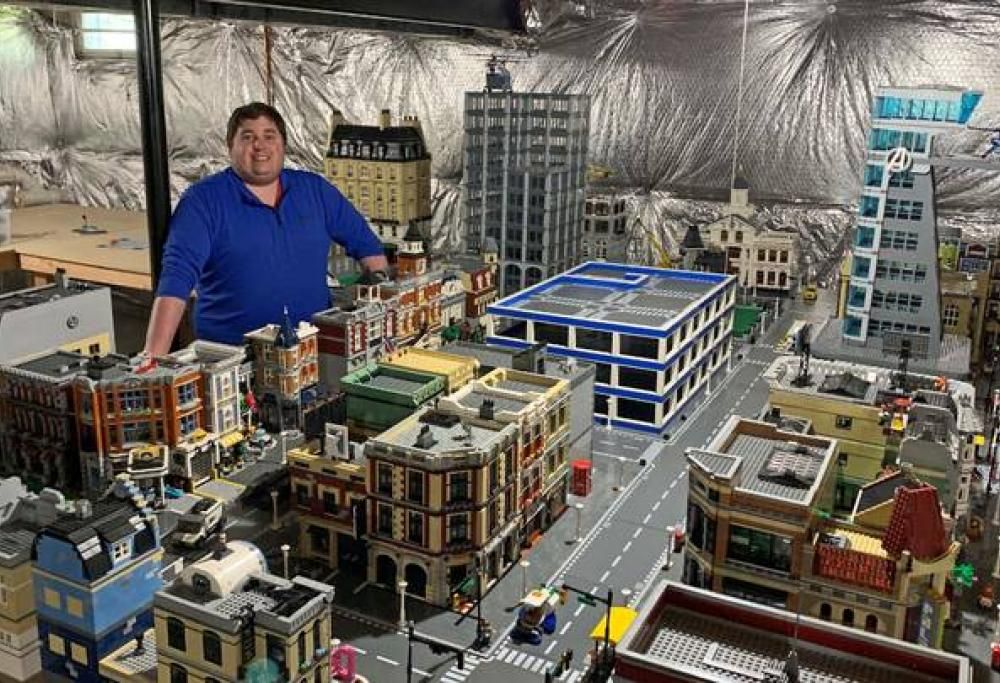 Uomo spende circa 80mila euro per ricreare un’enorme città in Lego