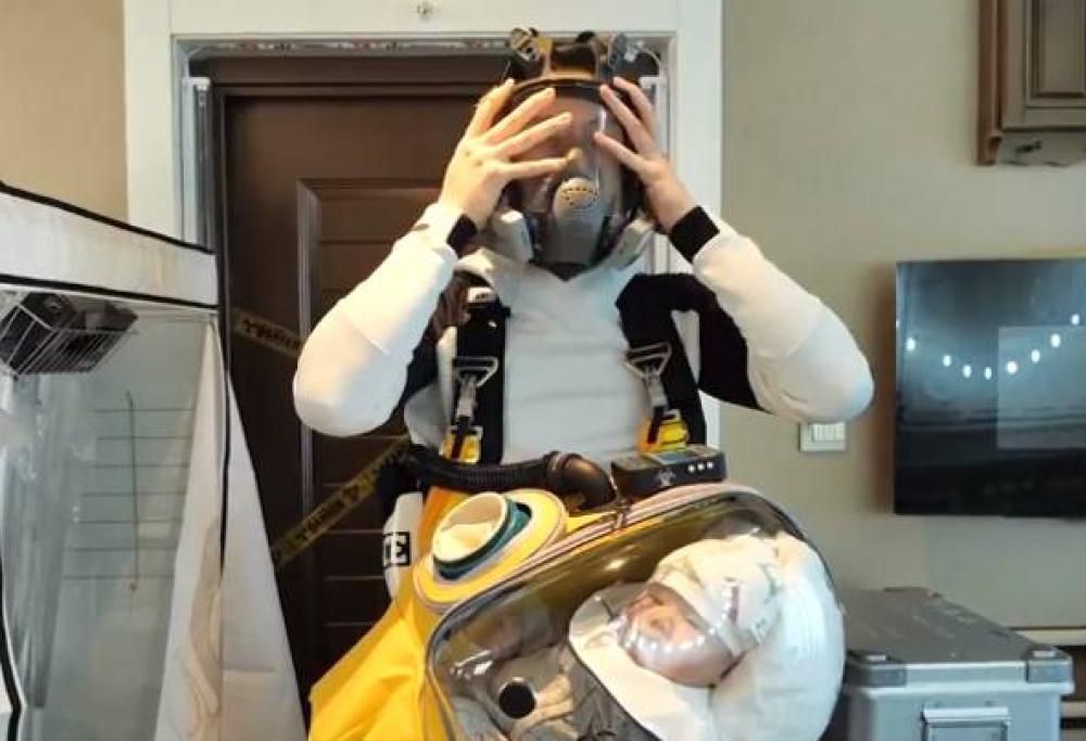 Papà crea una tuta per proteggere il figlio dal virus ispirandosi al videogioco “Death Stranding”