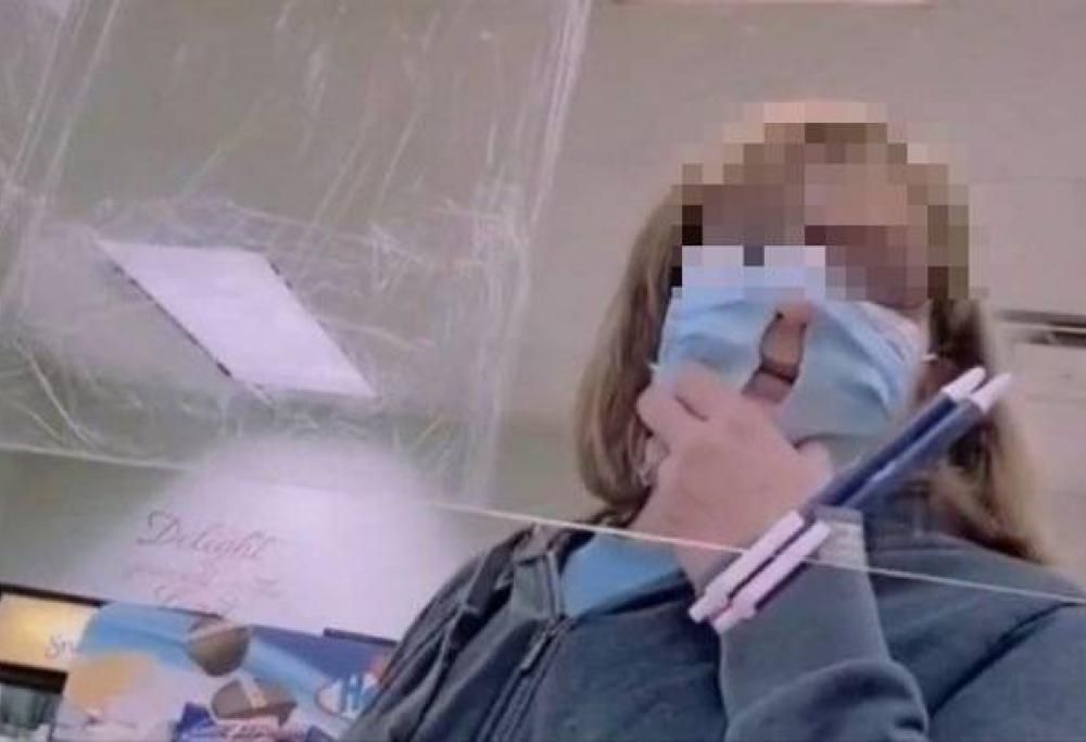 Donna fa un buco nella mascherina per permettere di “respirare meglio”