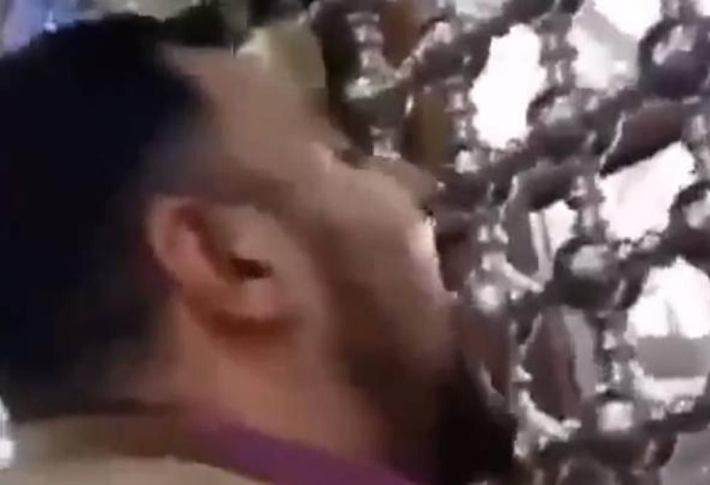 IRAN: la gente lecca i santuari per dimostrare di non aver paura del Coronavirus