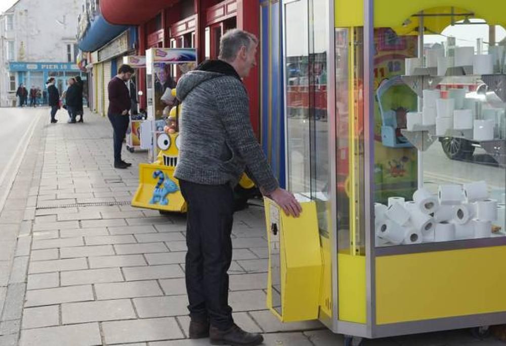 Sala giochi viene riempita di cabinati per afferrare carta igienica