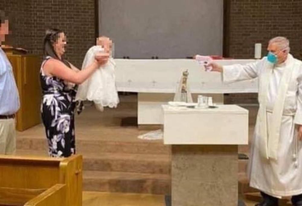 Sacerdote battezza i bambini con una pistola ad acqua