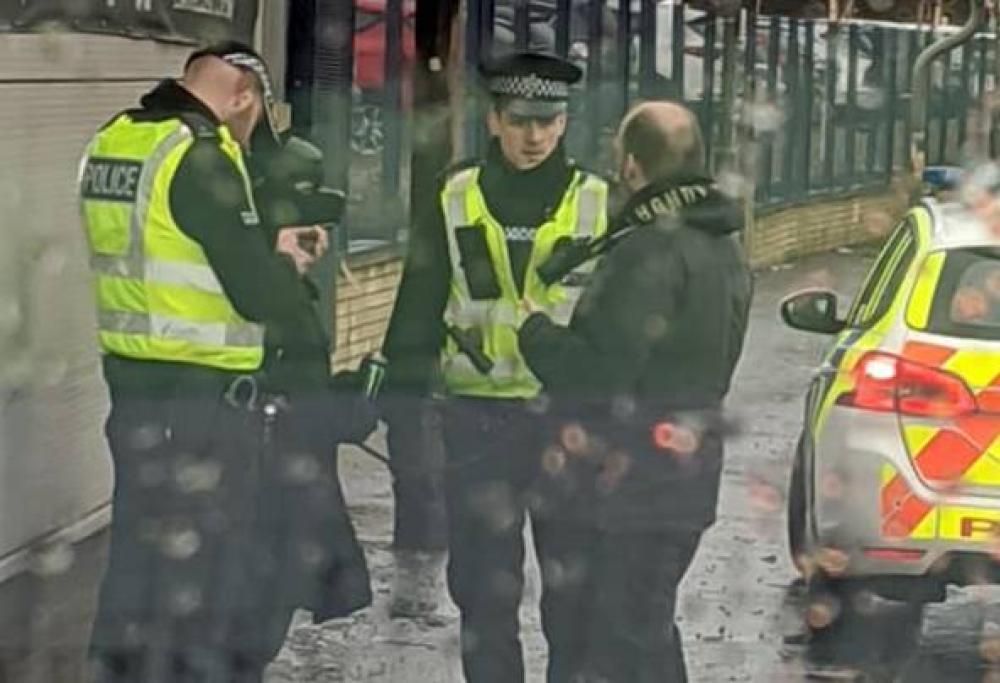 Uomo fermato mentre porta in giro una donna vestita da cane al guinzaglio!