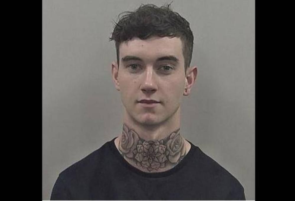 La foto segnaletica di un ragazzo diventa virale a causa delle dimensioni del suo collo