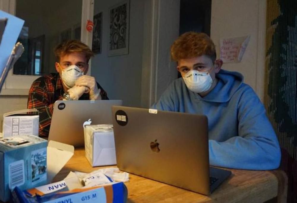 Coronavirus: due studenti guadagnano più di 11mila euro vendendo maschere