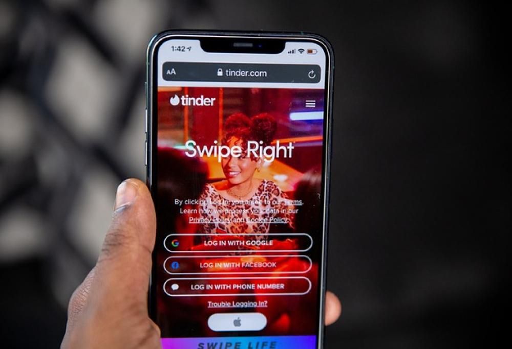 Vuole la coppia aperta e la moglie ha 2000 match su Tinder