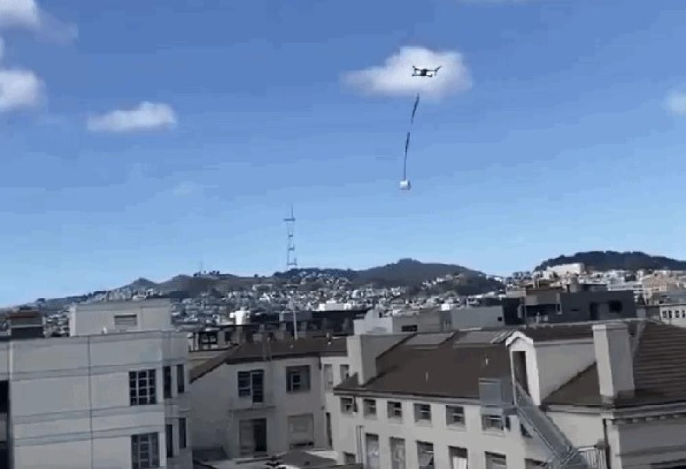 Pilota il suo drone attraversando San Francisco per portare la carta igienica al suo amico