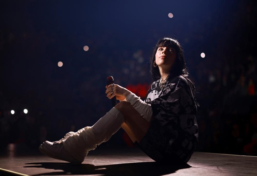 Billie Eilish decide di cancellare i social dal suo telefono: «Fanno schifo»