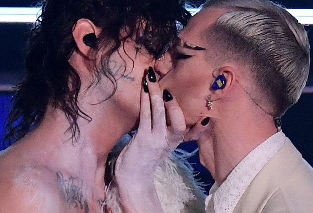 Il bacio tra Achille Lauro e Boss Doms infiamma i telespettatori