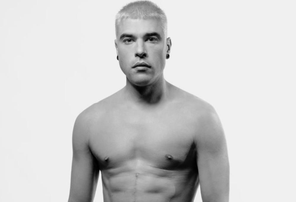 Fedez senza tatuaggi per il nuovo singolo