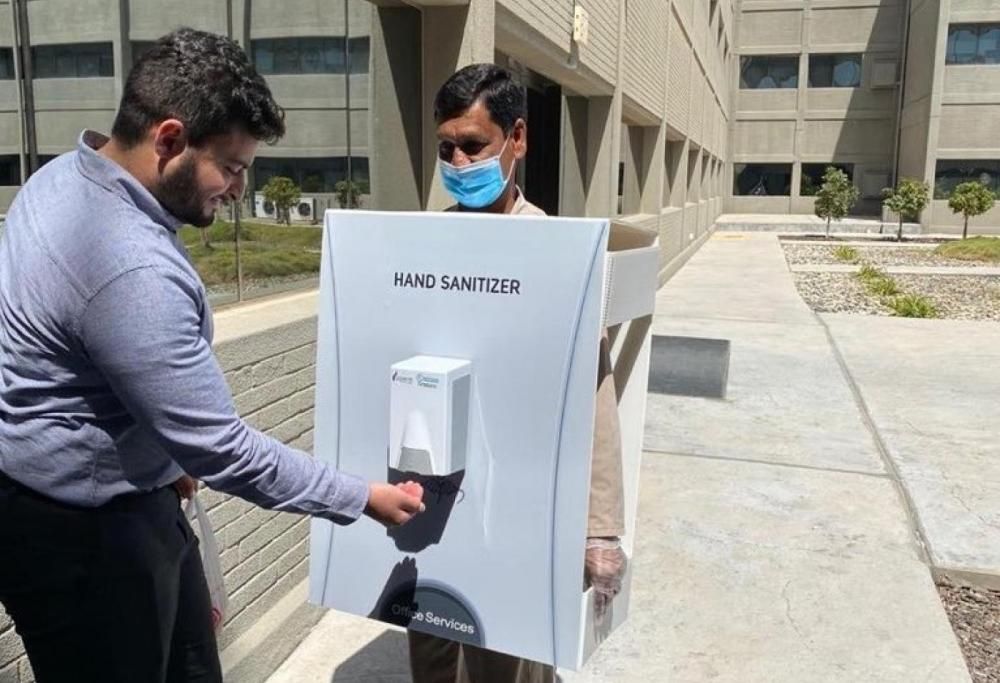 Polemica per un’azienda che ha utilizzato un uomo come disinfettante per le mani