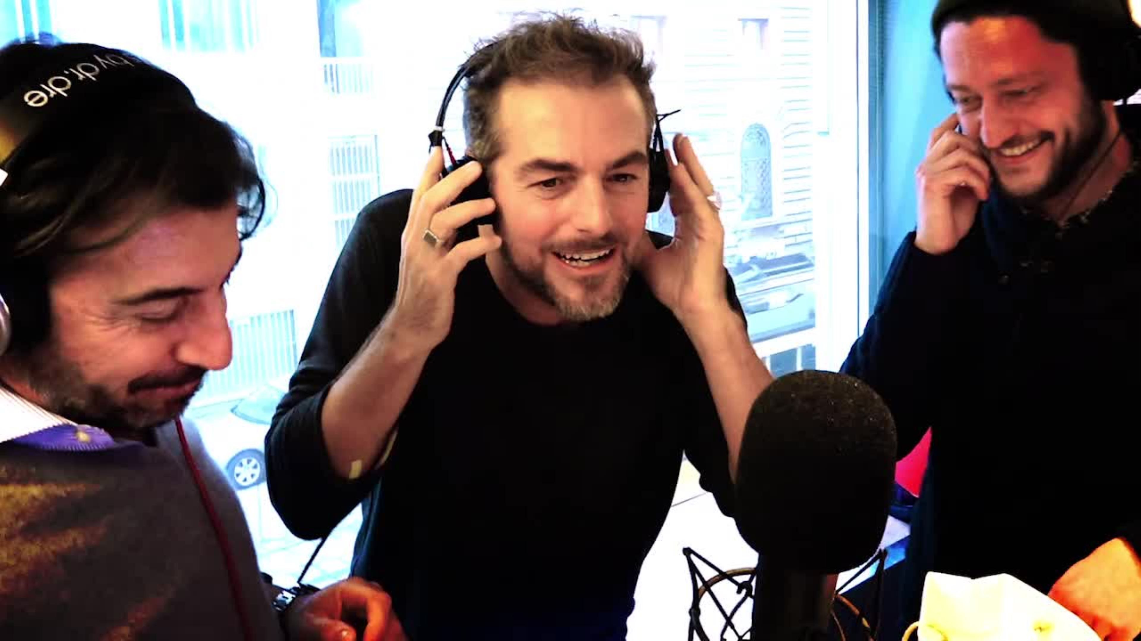 Lo Zoo di 105: Daniele Bossari prova a farsi regalare un’auto sportiva in diretta