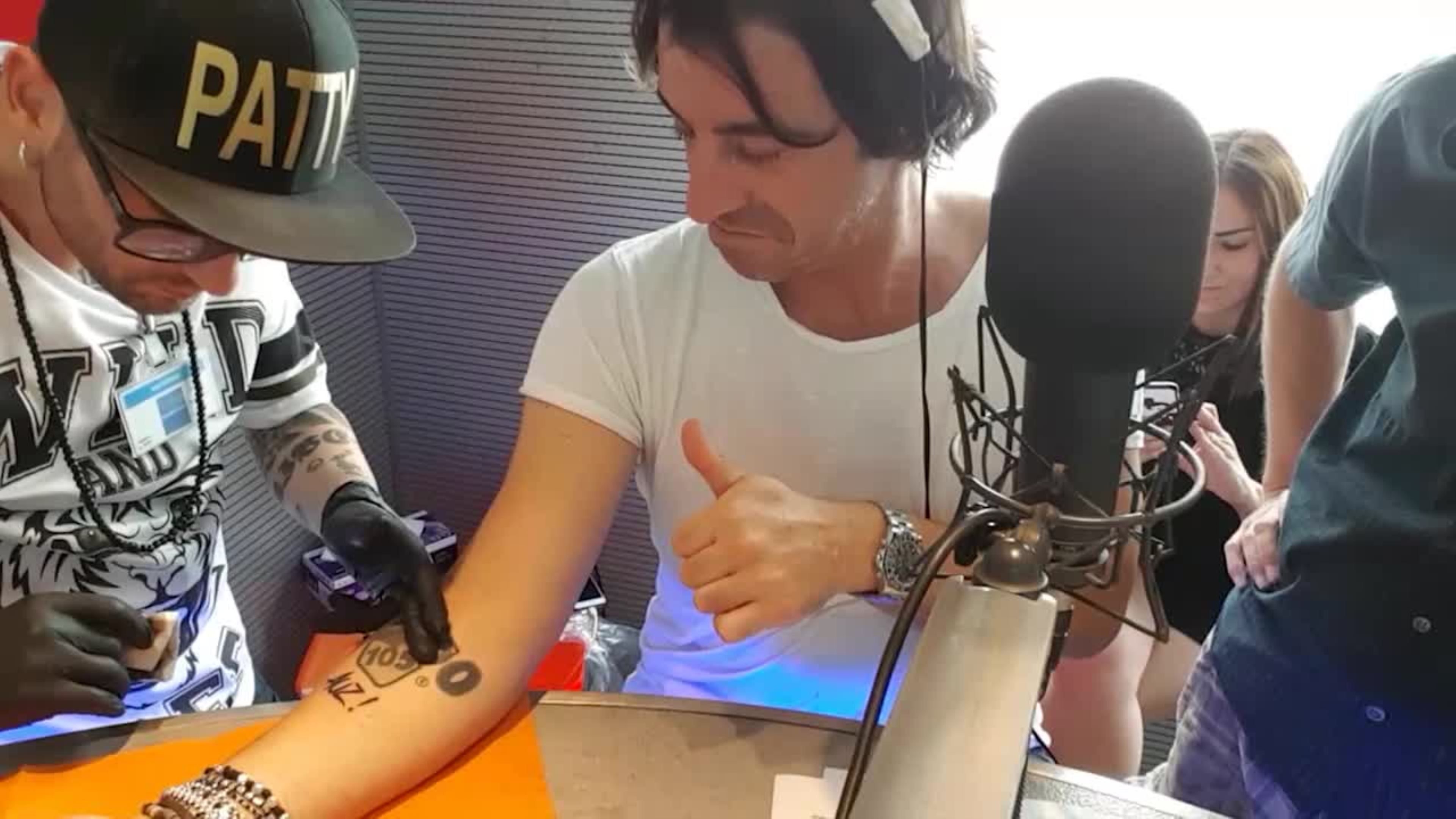 Marco Mazzoli si tatua in diretta in onore di Leone: “Auz!” è il suo quarto tatuaggio