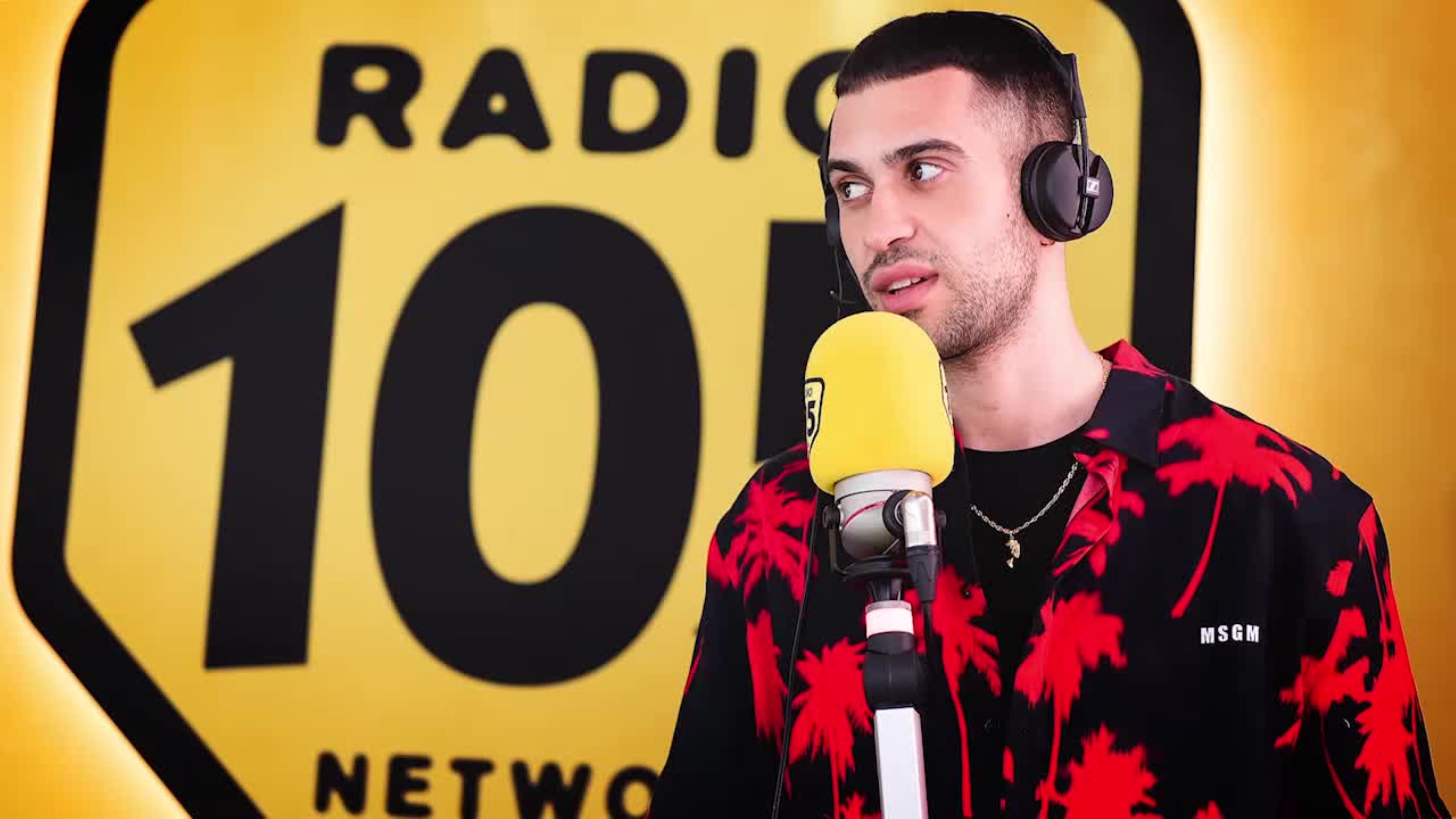 Mahmood a 105 Friends: “Scriverei una canzone per Paolo Conte”