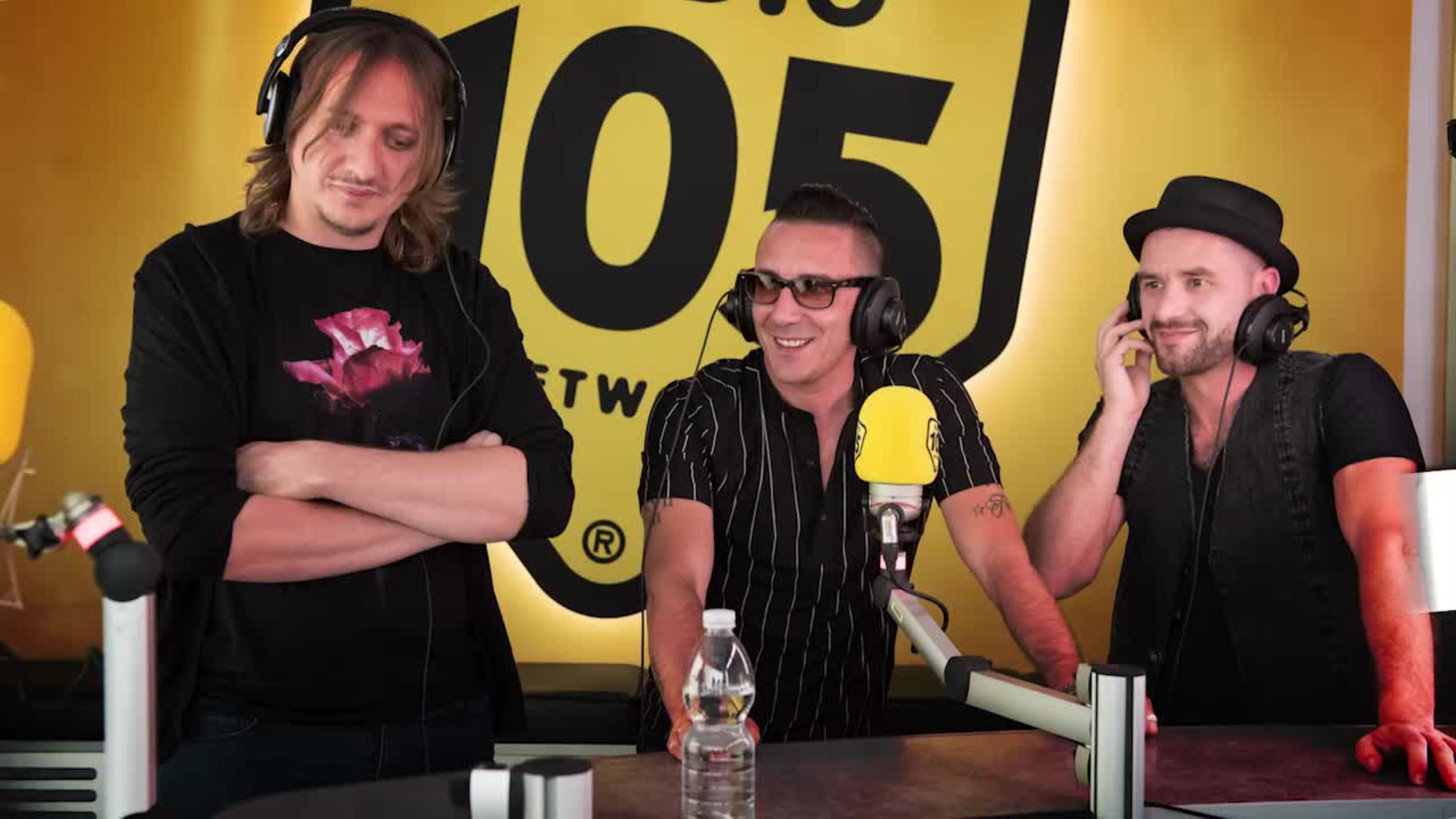 Modà a 105 Mi Casa: “Quel sorriso in volto racconta una storia molto romantica”