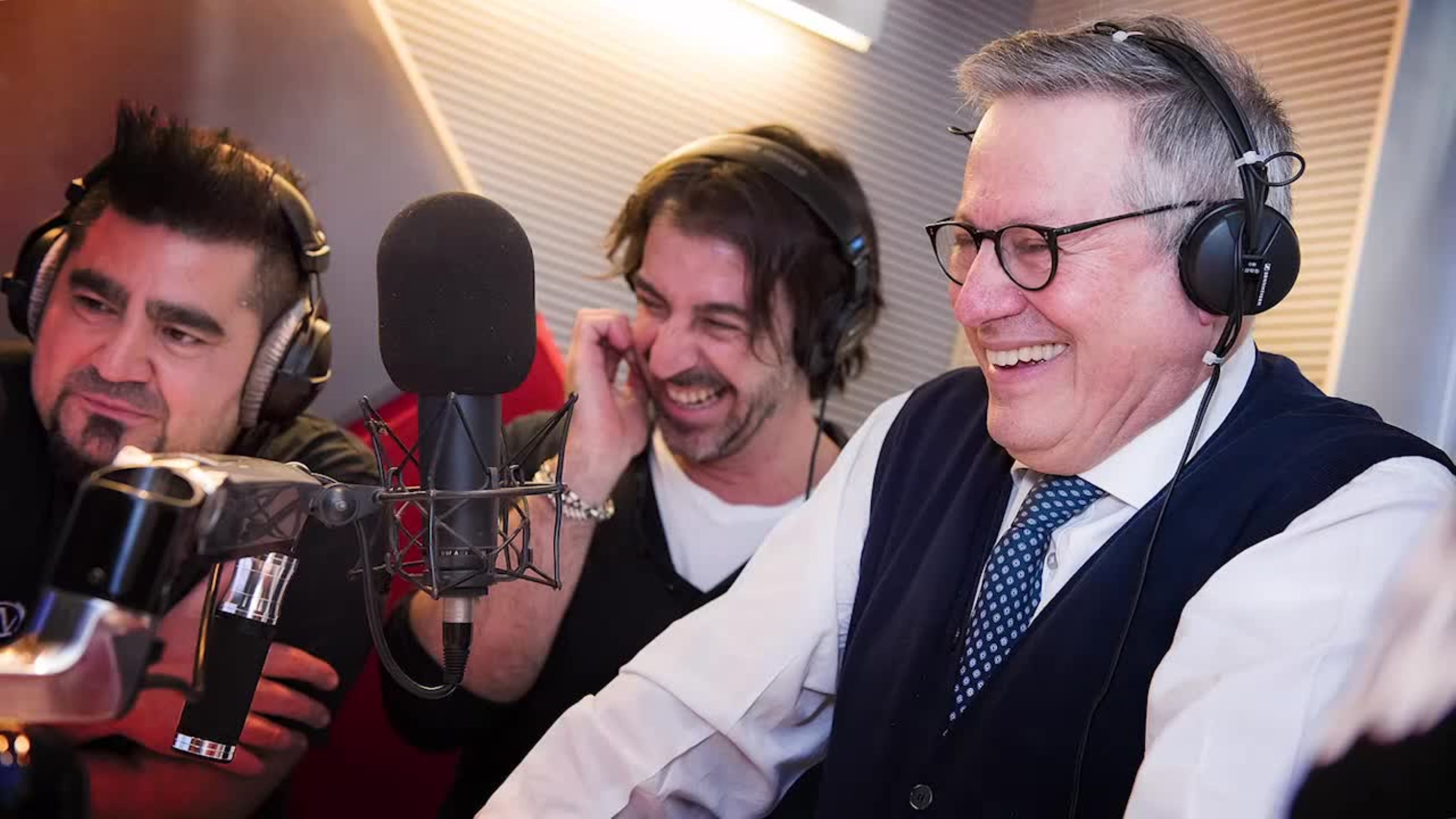 Paolo Liguori ne Lo Zoo di 105: da Studio Aperto a Studio Chiuso