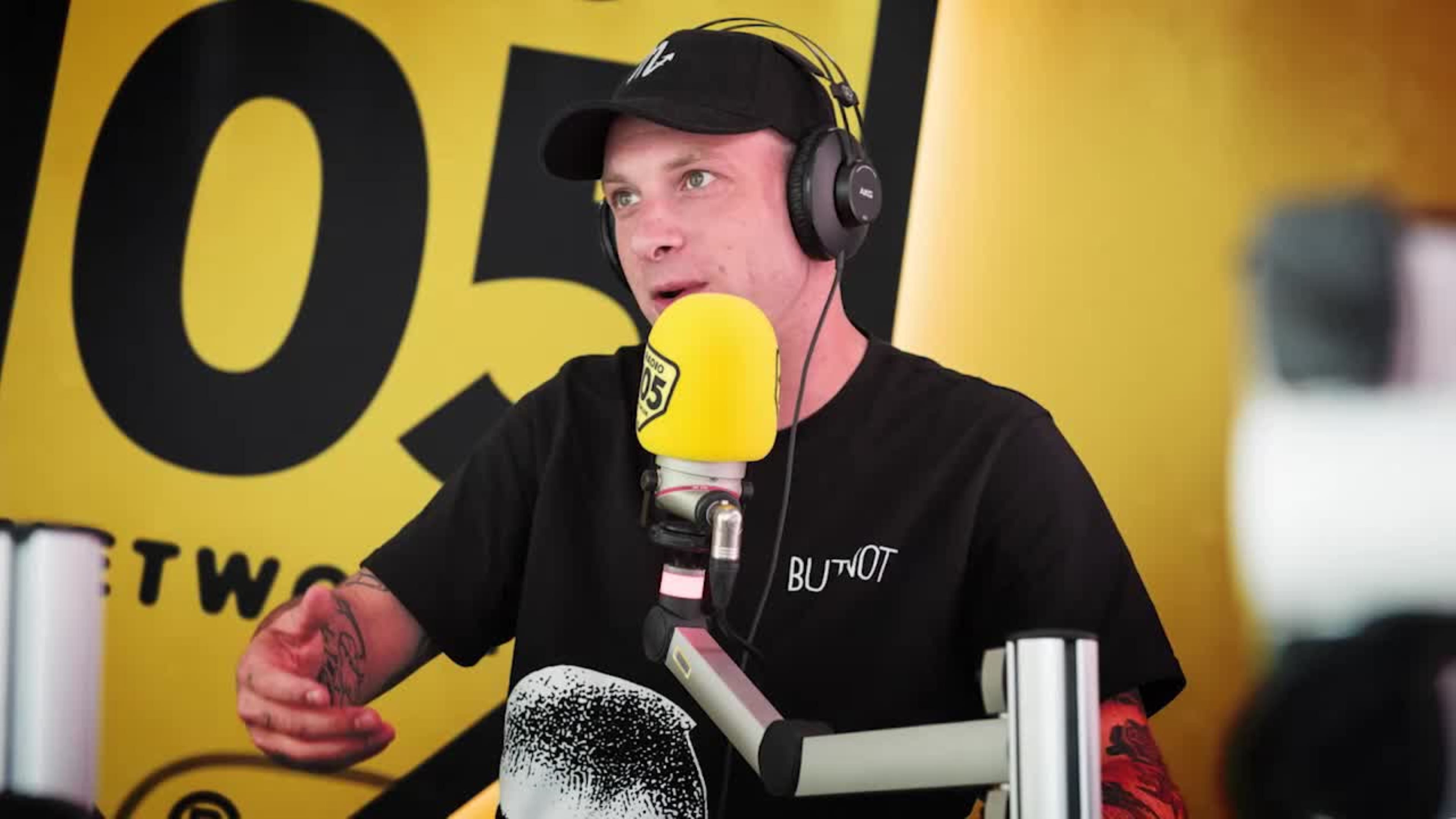 Clementino a 105 Mi Casa: “Nella copertina di Tarantelle c’è un giovane Clementino con il sogno di diventare un grande rapper”