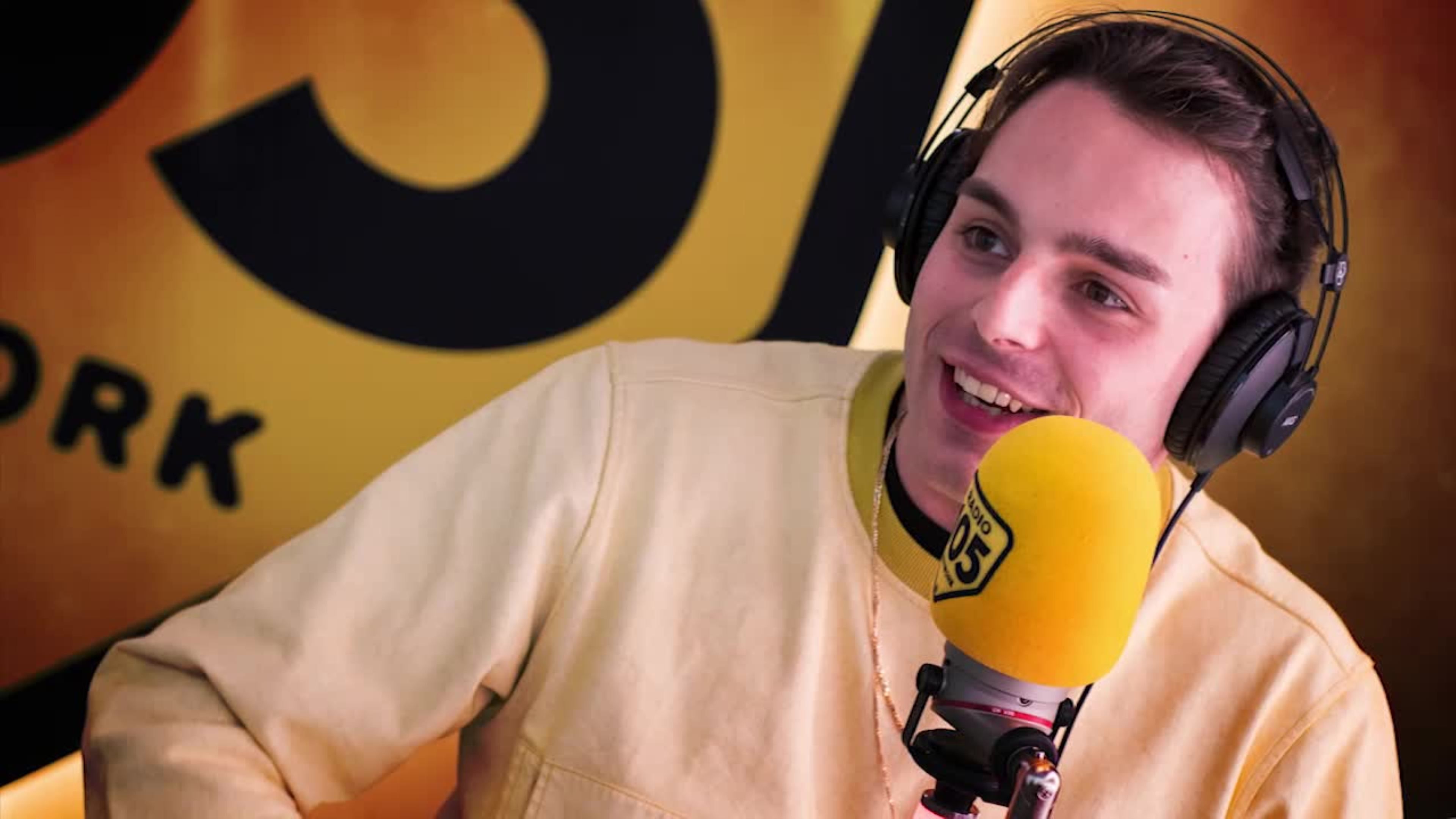 Ernia a 105 Mi Casa: “Tutto quello che scrivo lo pubblico”