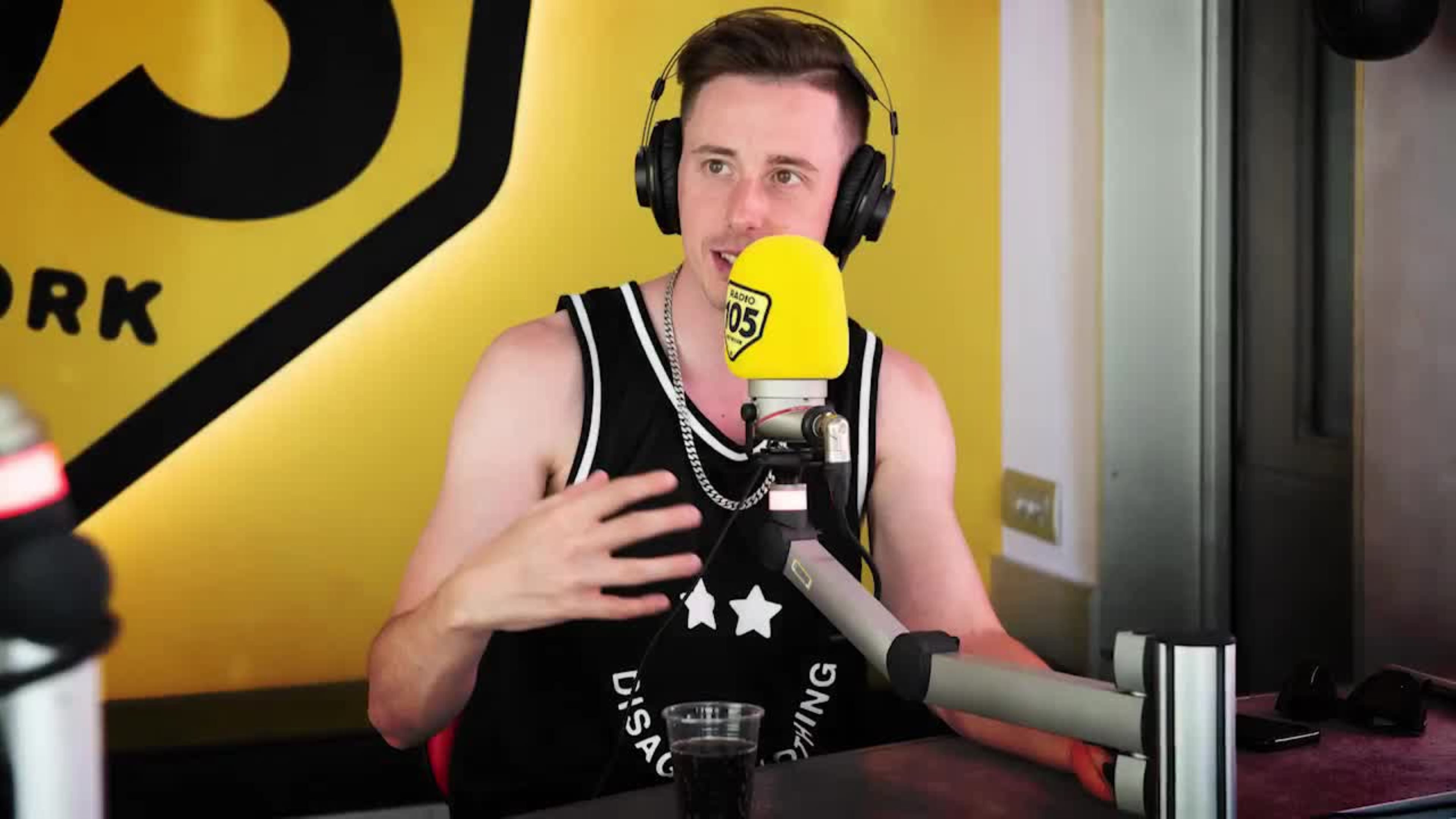 Shade a 105 Mi Casa: “Ho scritto il video de La hit dell’estate in un’ora”