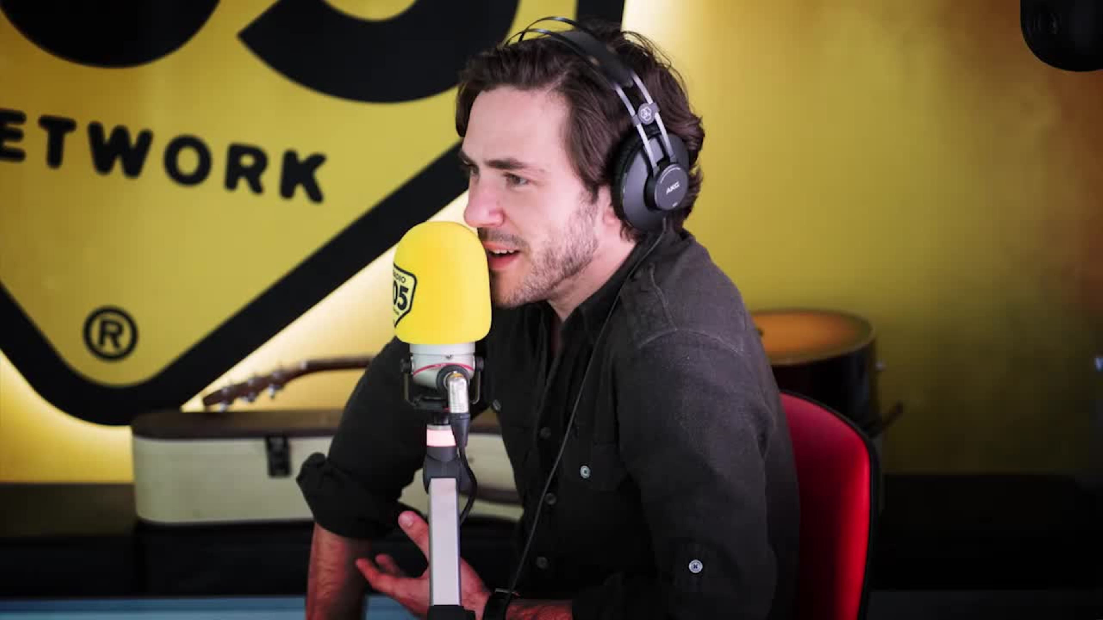 Jack Savoretti a 105 Mi Casa: “Il titolo di Singing to strangers l’ha ispirato mia figlia”