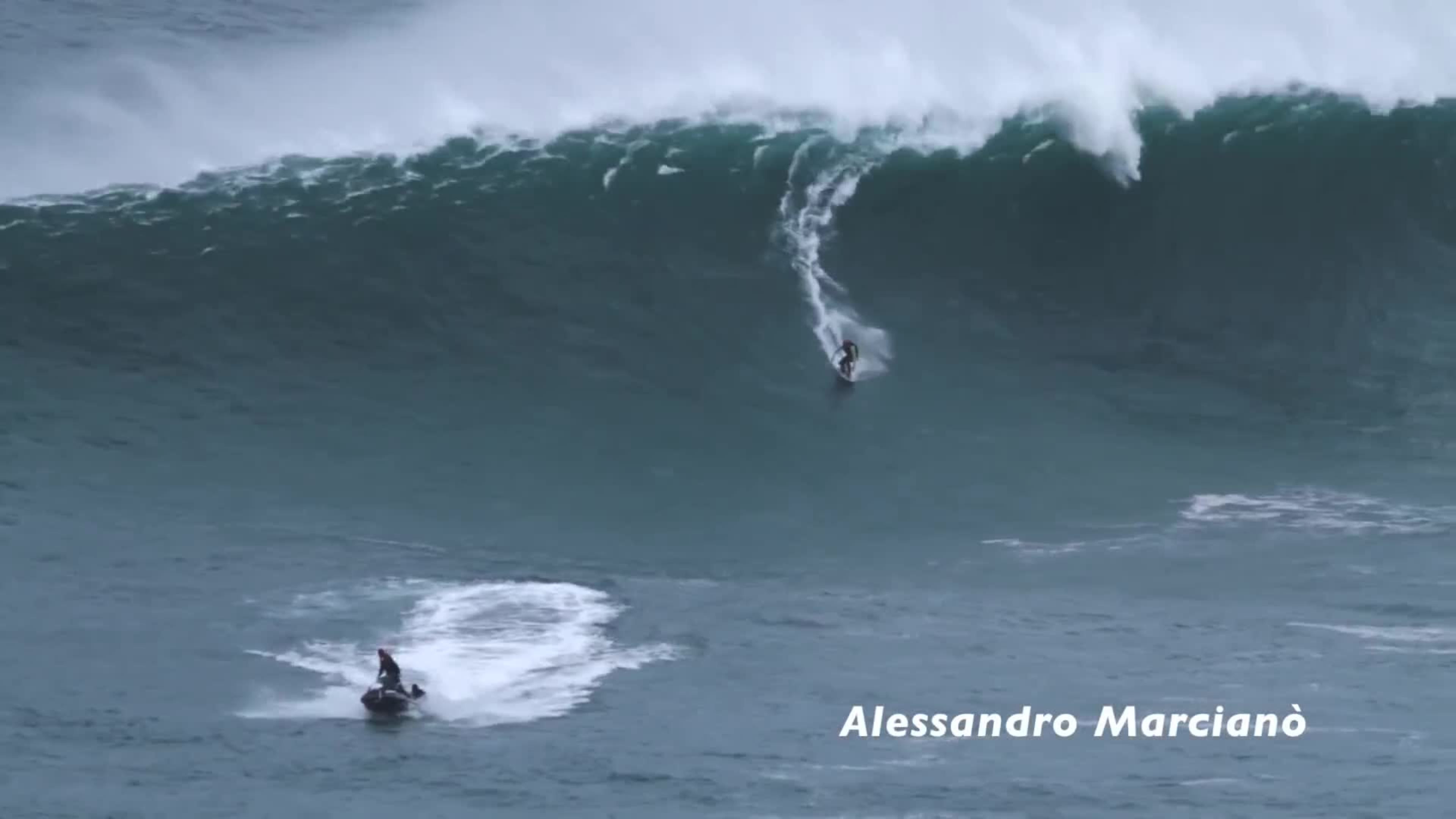 Alessandro Marcianò cavalca un’onda di 18 metri in Portogallo