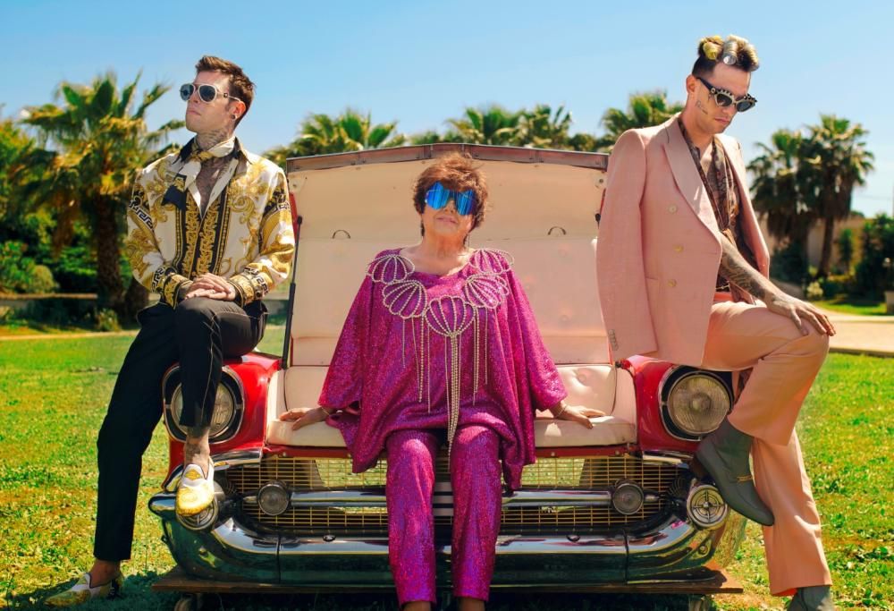 Fedez, Achille Lauro, Orietta Berti: bigodini e party in piscina