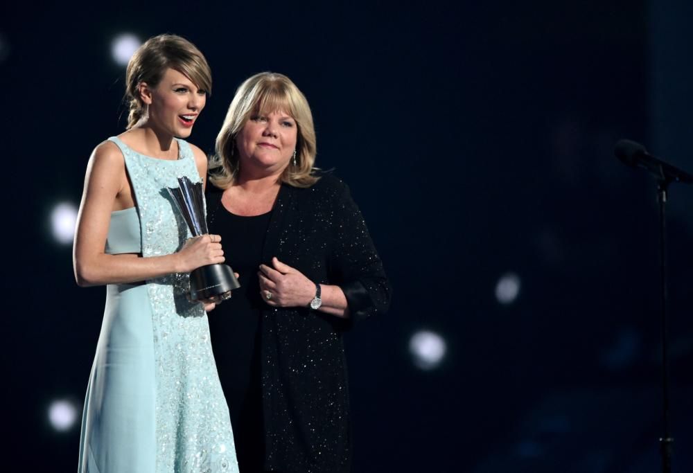 Taylor Swift parla del tumore al cervello della madre: “Il momento più difficile per la mia famiglia”