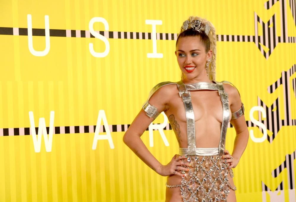 Miley Cyrus, il top si slaccia durante un live