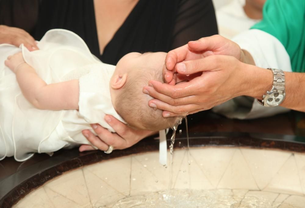 Phoenix. Il sacerdote sbaglia formula da anni: migliaia i battesimi da rifare