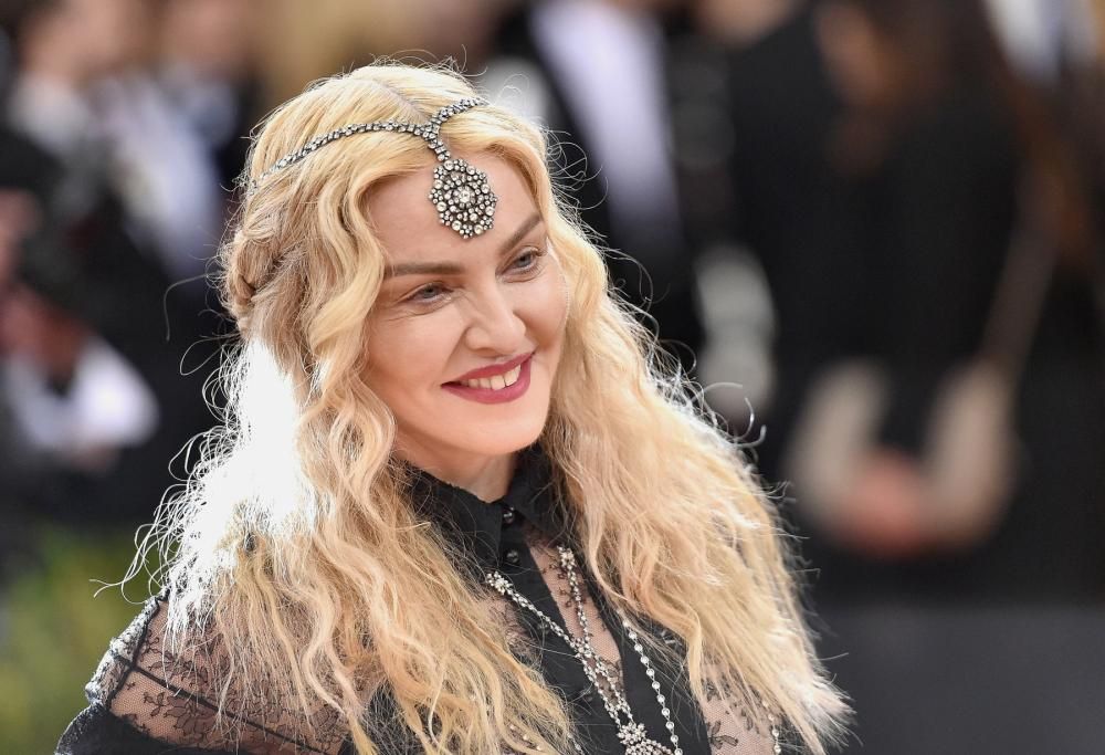 Madonna, viso tirato e decolleté in mostra