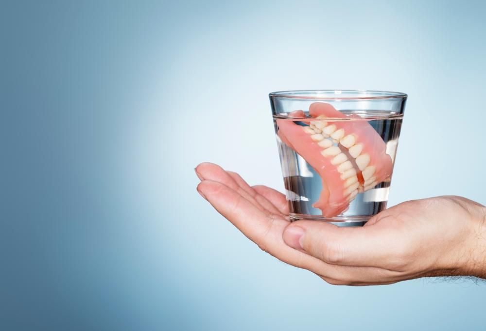 Riceve una dentiera per posta: è la sua, smarrita 11 anni prima