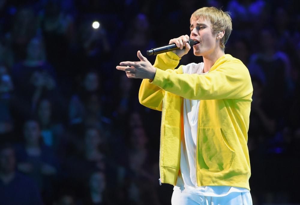 Justin Bieber canta in una scuola per gli studenti