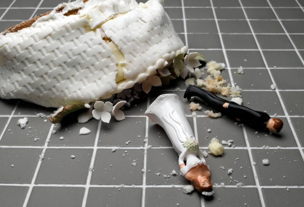 Sposo spinge la faccia della sposa nella torta nuziale: divorziano