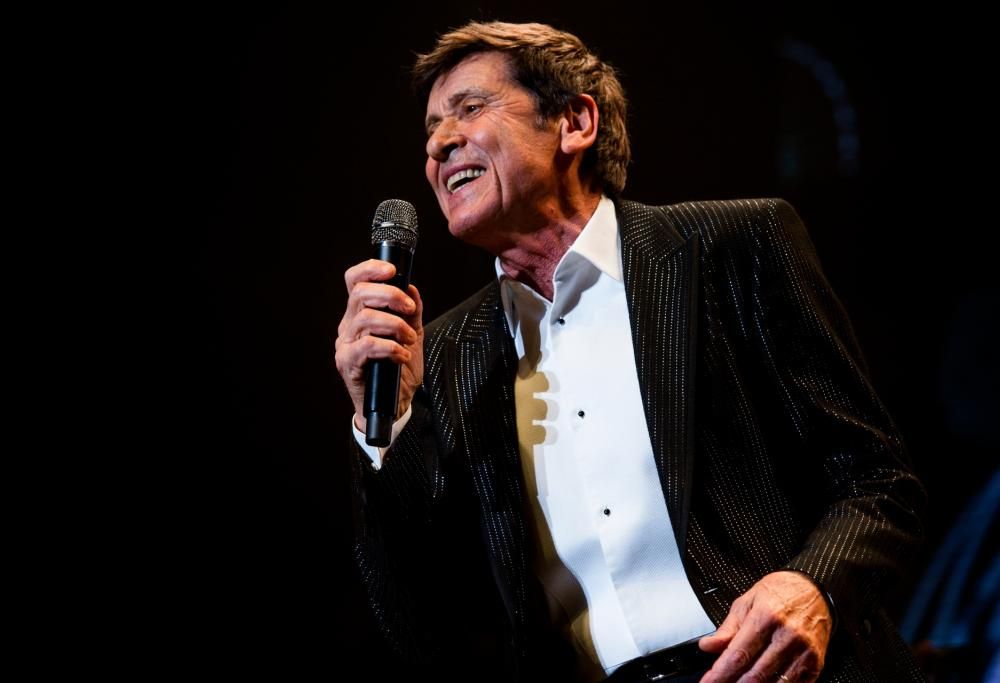 Gianni Morandi operato alla mano: “Ci vuole pazienza”