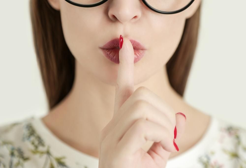 Scopre il tradimento dei mariti di due amiche ma tiene la bocca cucita