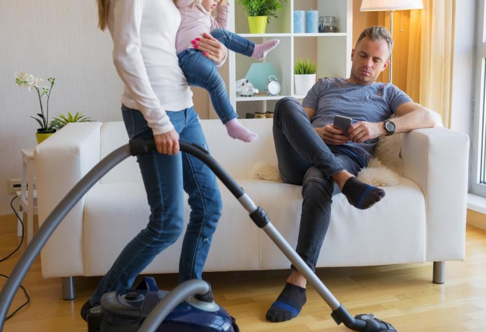 In Italia le donne sono Casa e Famiglia: più tempo degli uomini speso in faccende domestiche