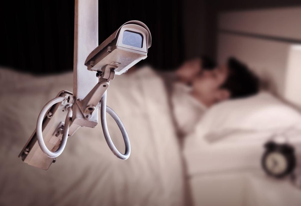 Mette una telecamera nascosta in casa della nuora: quando lo scopre si infuria