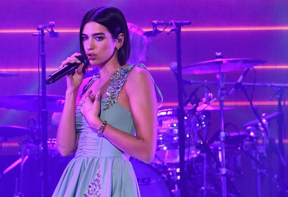Dua Lipa: nel 2020 è stata lei la più “suonata” nel Regno Unito