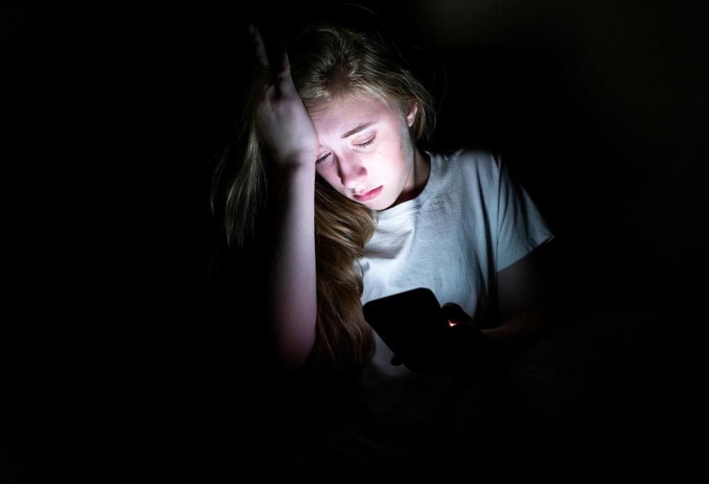 Allarme depressione da social: gli adolescenti più stanno al telefono più rischiano problemi psicologici