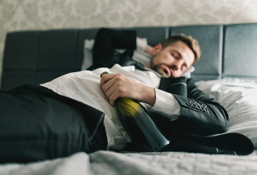 Manager si intrufola a casa di una sconosciuta ubriaco e si addormenta nel suo letto