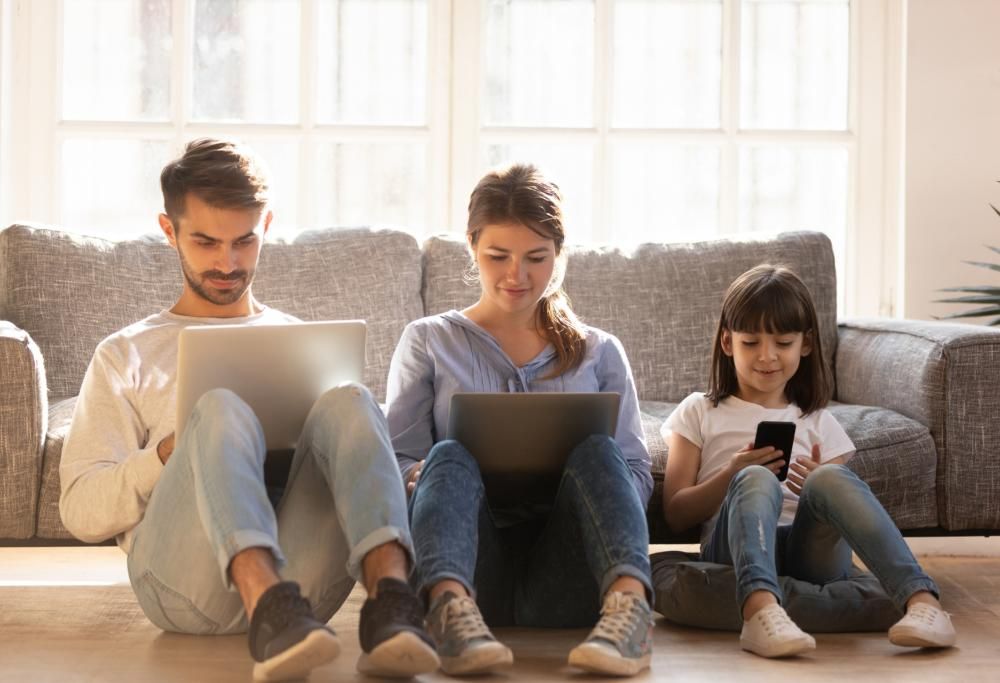 Gli Italiani passano 30 anni della loro vita online