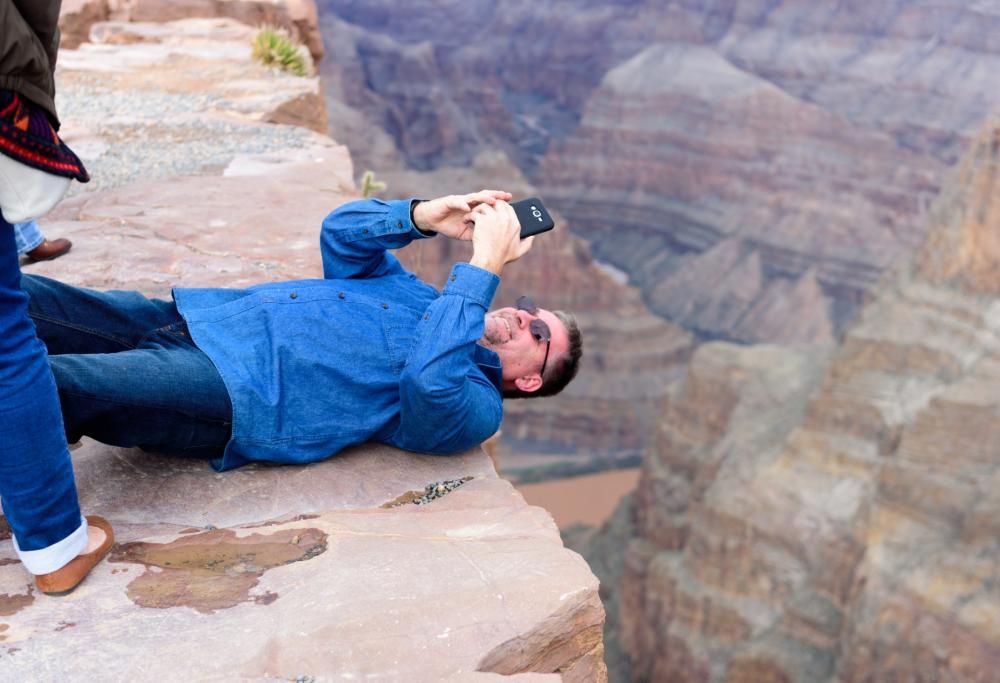 Precipita nel tentativo di fare una foto e muore davanti alla moglie
