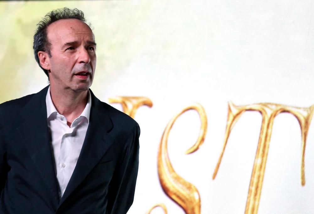 Roberto Benigni entra sul palco di Sanremo 2020 con una banda e fa un monologo sull’amore