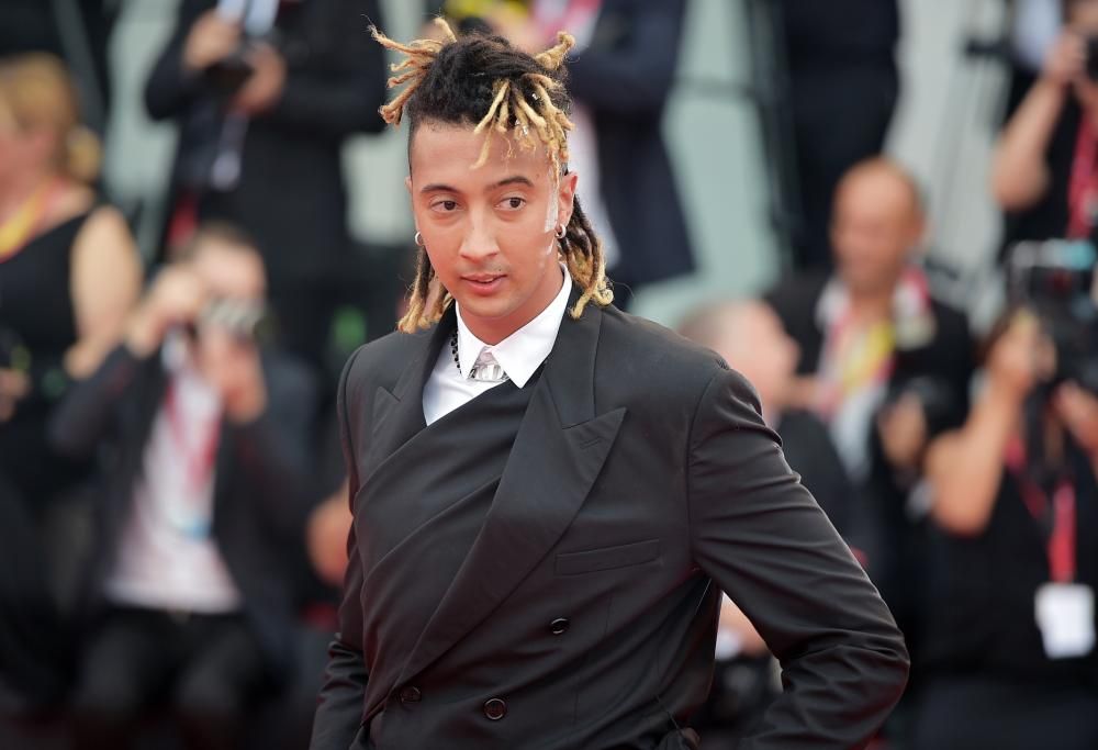 Ghali si esibisce a Sanremo 2020 circondato da persone con la sua faccia e bacia Fiorello