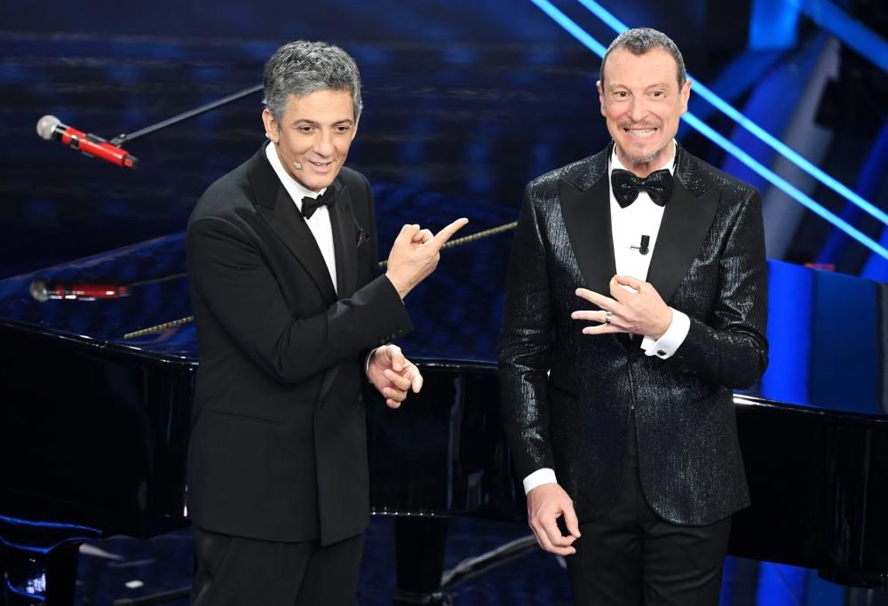 Fiorello canta “La classica canzone di Sanremo” e chiede un premio alla sala stampa